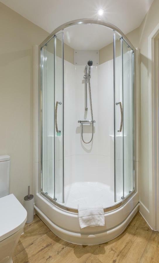 House Of Fisher - Central House Apartment Camberley Bagian luar foto